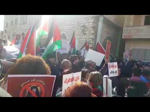 فلسطين :شاهد.. فيديو .. فلسطينيون غاضبون يرشقون موكب بطريرك الروم الأرثوذكس بالبيض والأحذية في بيت لحم !!