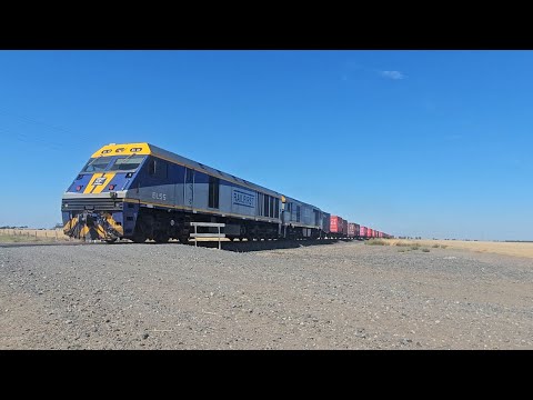 7922V SCT up "Dooen Express" (EL55 GL105, 36W), Dooen to Melbourne, 1055, 21/1/26, Jung West VIC
