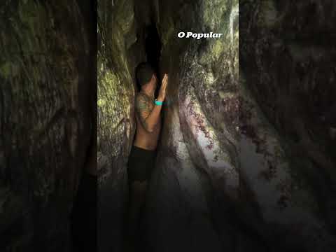 Conheça a cachoeira em Goiás que viralizou por acesso entre fendas de pedra