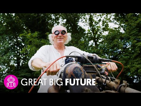 這名男子為了逃離沙漠，把汽車變成了摩托車。 (This Man Turned a Car Into a Motorbike to Escape the Desert)