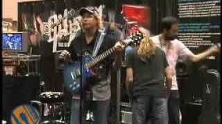 Video thumbnail for Gibson demos innovative Les Paul HD6X-Pro by gearwire