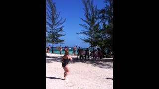 Ямайка, смешные танцы европейки