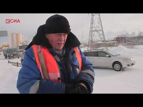 Лучше работать метлой и лопатой, чем болеть на пенсии: дворники Якутска о сложностях своей работы