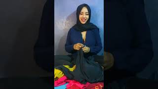 Download lagu Don't get wet! Aunt Desy is having a chat tonight mp3 Download lagu Don't get wet! Aunt Desy is having a chat tonight mp3