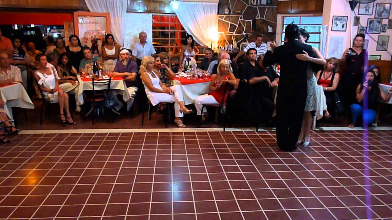 Rauli Choque y Julieta Qüesta bailan "Cantor de Barrio" en Milonga "Lo de Tony" Embalse. Enero 2013