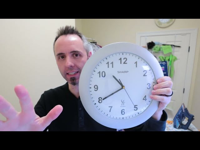Best Atomic Wall Clock with Automatic Time Setting - close-up view