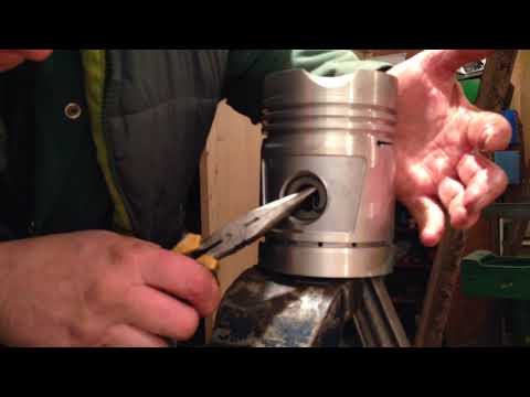 1940/41 John Deere B tractor restoration pt 52 ( piston ring and Conrod to piston installation)