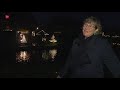 Houten kerstbomen versieren de Stedenwijk in Almere