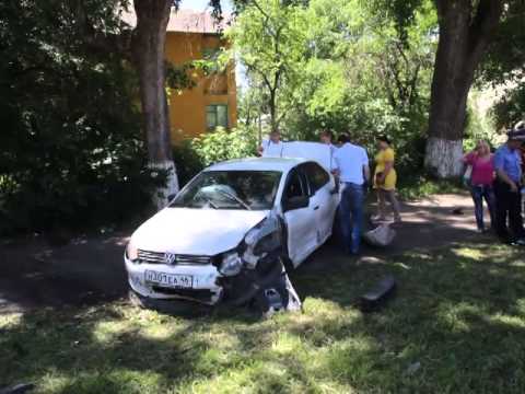 В Курске иномарка из-за лопнувшего колеса выехала на тротуар и сбила пенсионерку