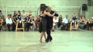 LAURA GRANDI y EDUARDO PAREJA "PAREJITA" bailando el tango UNA EMOCION en la MILONGA DEL MORAN