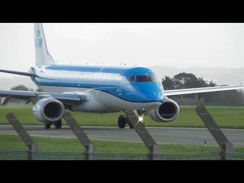 KLM Cityhopper E190 Pilot Waves At Dublin Airport 28/10/2023