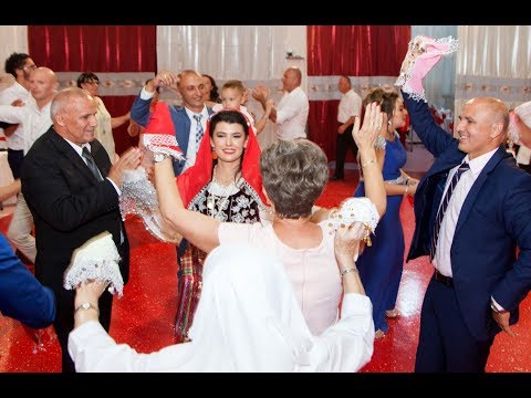 Nusja kercen me familjen dhe miqesine e re. Kanagjegji i Emires - Dasma Shqiptare 2018