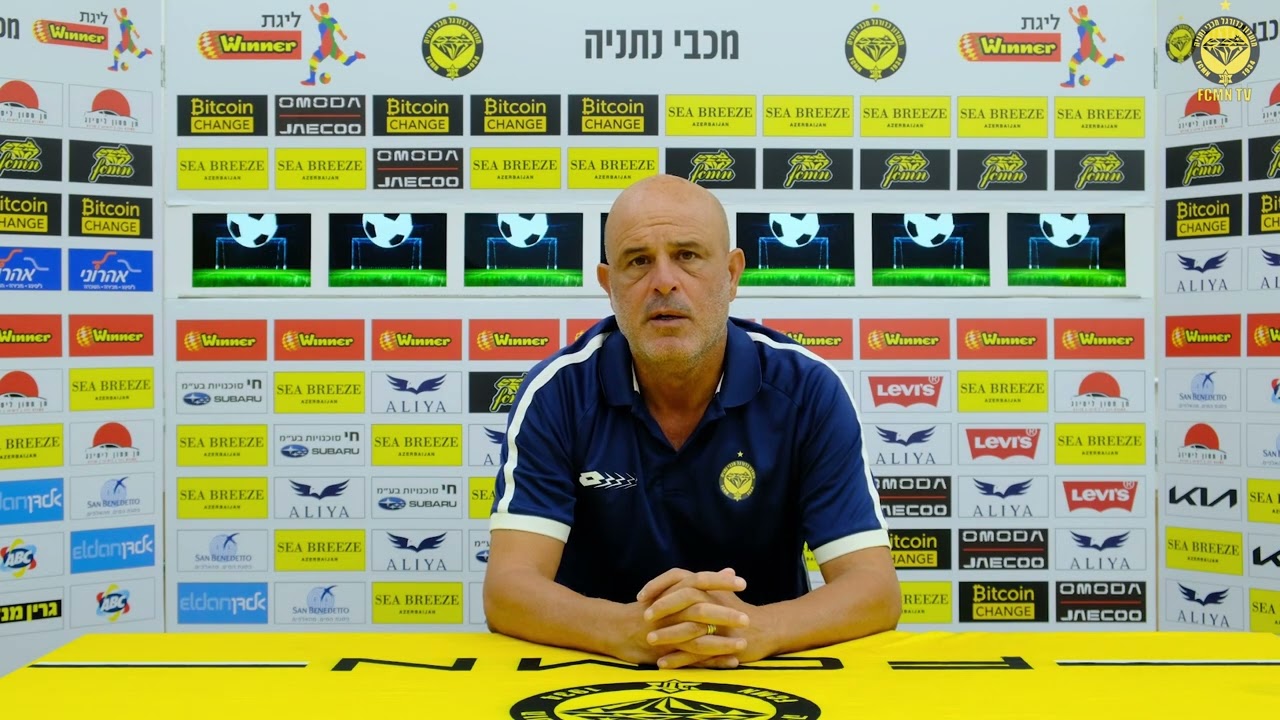 מאמן הקבוצה יוסי אבוקסיס מדבר לפני המשחק מול בני ריינה בשבת