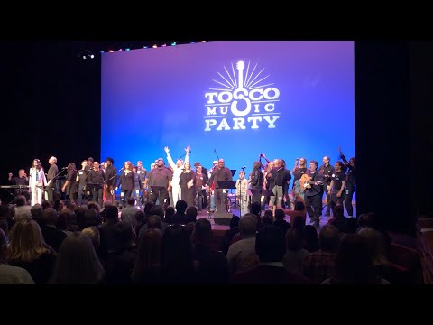Closing Singalong "Don't Stop Believin'" at Tosco Music Party Feb 22, 2020