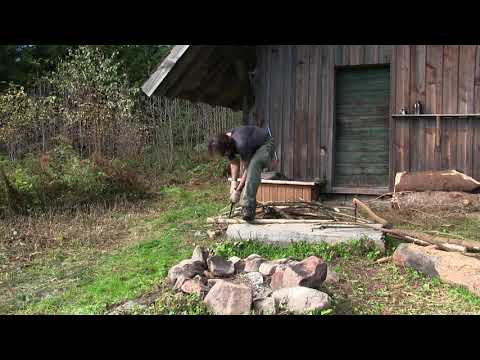 Leben in einer einsamen Holzhütte im Schwarzwald | Bushcraft Lexikon
