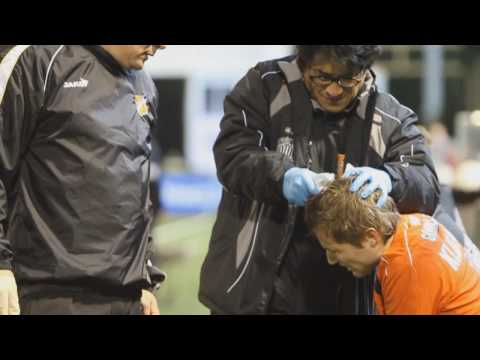 Aaron Meijers met nietmachine