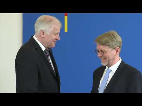 HAMMERSKINS: Warum arbeitet ein Rechtsextremist beim BAMF?