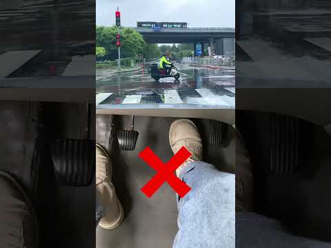 How do you stop quickly while driving a manual car? #car #carsoft #driving #tips #manual #cardrive