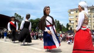 preview picture of video 'Día de Berriozar 2012. Banda de música, gaiteros y gigantes'