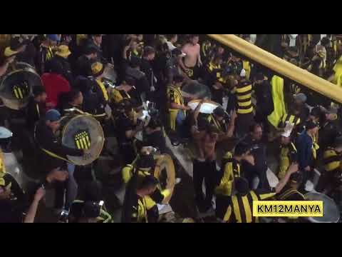 "Entrada de los bombos (Peñarol vs Danubio 2018)" Barra: Barra Amsterdam • Club: Peñarol