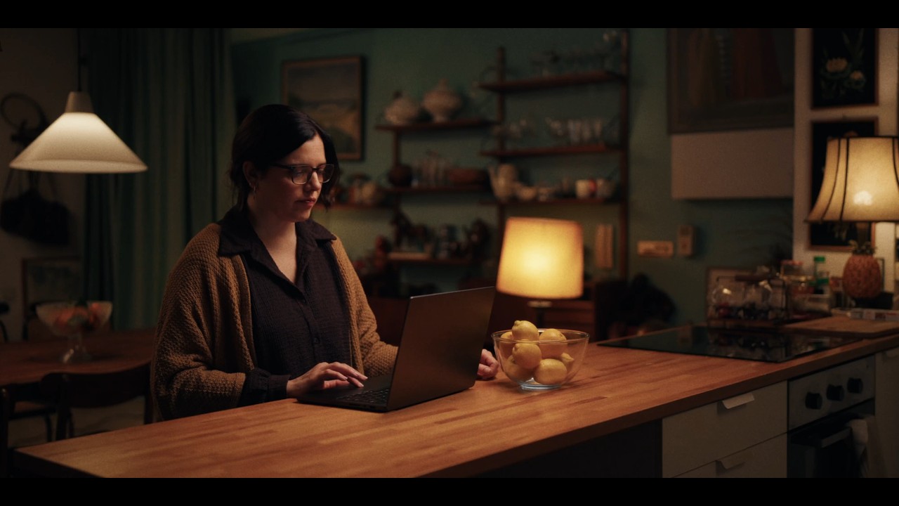 V&iacute;deo que muestra una situaci&oacute;n cotidiana en el que una pareja fantasea con el dinero que le devuelve Hacienda hasta que se dan cuenta de que han sido v&iacute;ctimas de un fraude 