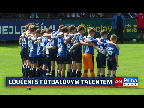 Břeclav se loučila s Jakubem. Památku chlapce, zabitého fotbalovou brankou, uctily tisíce lidí