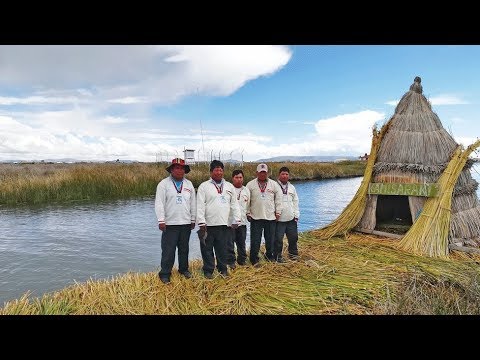 Las turísticas islas artificiales que flotan en el lago Titicaca en Perú