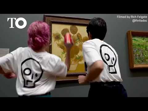 Activistas ecologistas lanzan sopa de tomate sobre 'Los girasoles' de Van Gogh en Londres