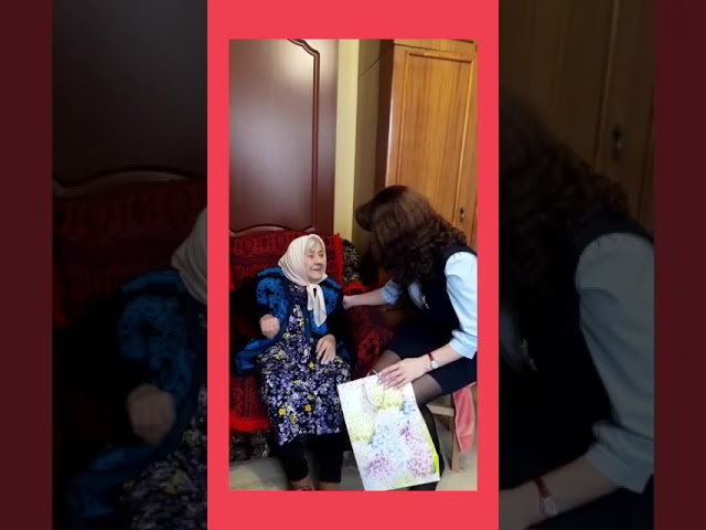 Начальник отдела соцзащиты района Ирина Алеева поздравляет Капиталину Бобонину с юбилеем