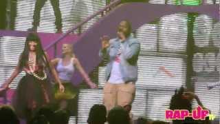 Nicki Minaj and Sean Kingston Perform &#39;Letting Go&#39; at L.A. Show