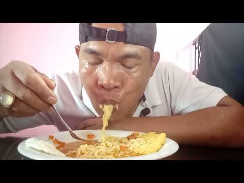 makan 3 mie kuah pakai sambal plus 4 telur dadar, nikmat 👍😁@turaeschanel05