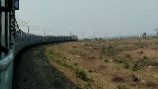 preview picture of video 'Majestic Karnataka Sampark Kranti Express Curves In On A Bridge Over Wardha River'