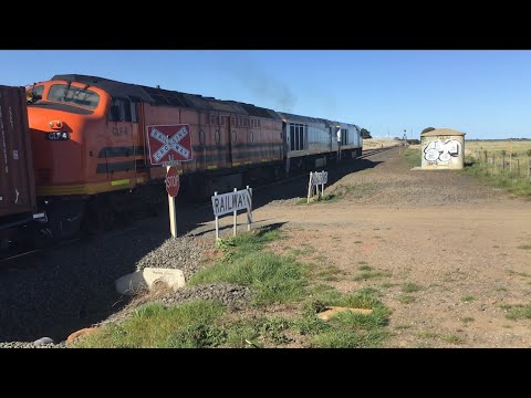 7922V Dooen with EL62 EL60 CLF4 at Gheringhap Heading from Horsham to￼ Melbourne 23/9/2021