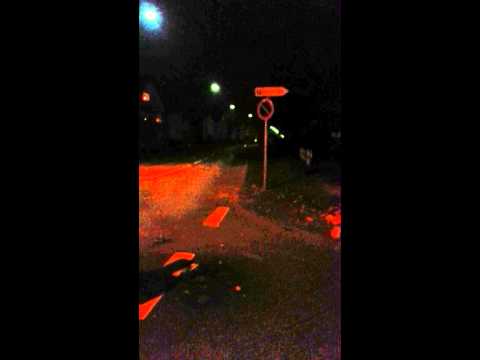 Rakete auf Straße angezündet Silvester