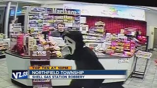 Man in Scream mask robs gas station