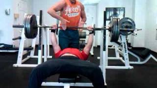 preview picture of video 'Bench Pressing 315 lbs'