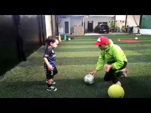 Escuela de Fútbol fullSoccer niño con 3 años impresionante técnicamente