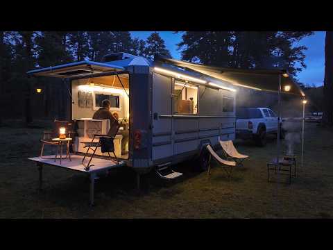 Camping mit einem Off-Road-Wohnwagen mit Balkon im Regen