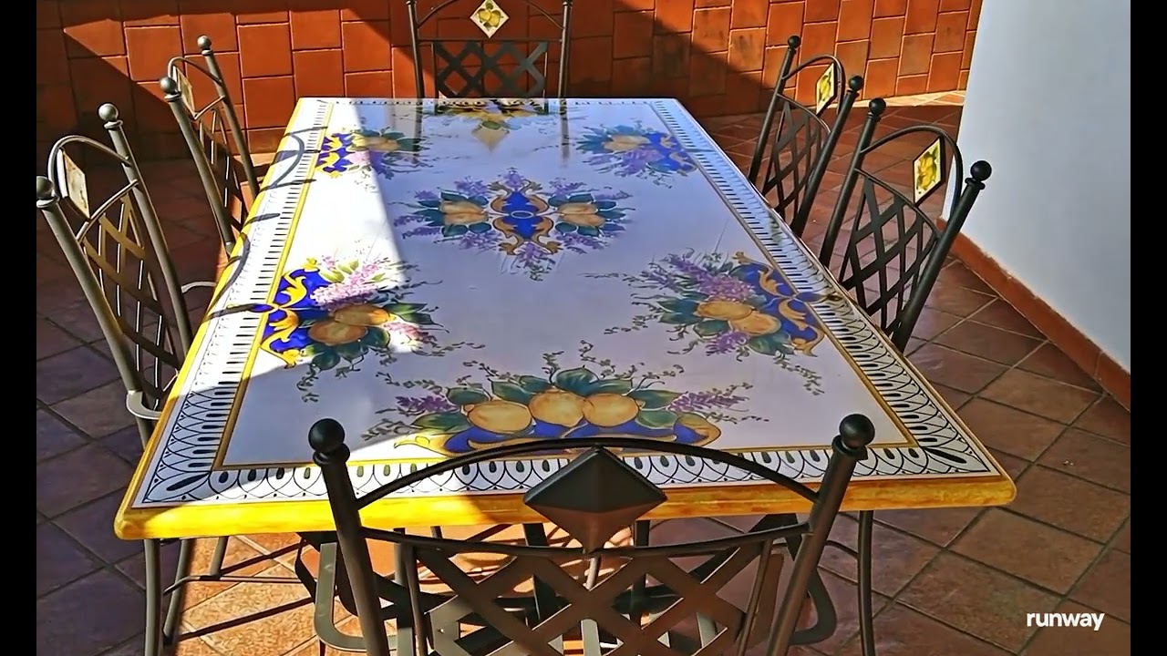 Tavolo in pietra lavica dipinto a mano da esterno ed interno