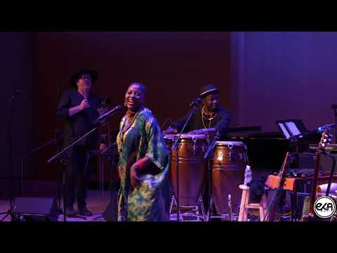 Giovanni Kiyingi ft Akello Jackie - Apwoyo  - (Live At  MIM Theater)