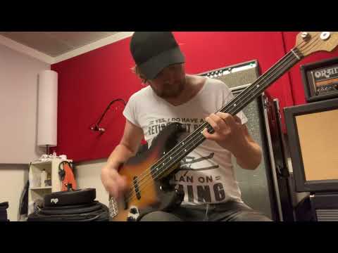 Jamming a toolish Riff with Fretless Bass, Fuzz and Delay.