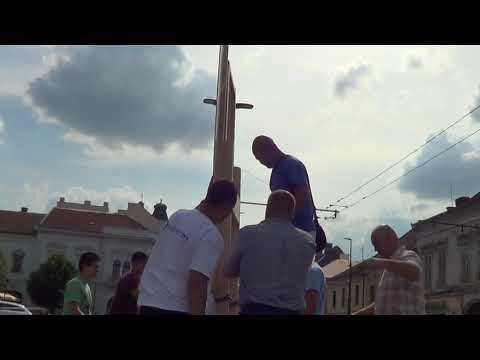 Oltárt helyeznek el az Úrnapja alkalmából sorra kerülő körmenet előtt