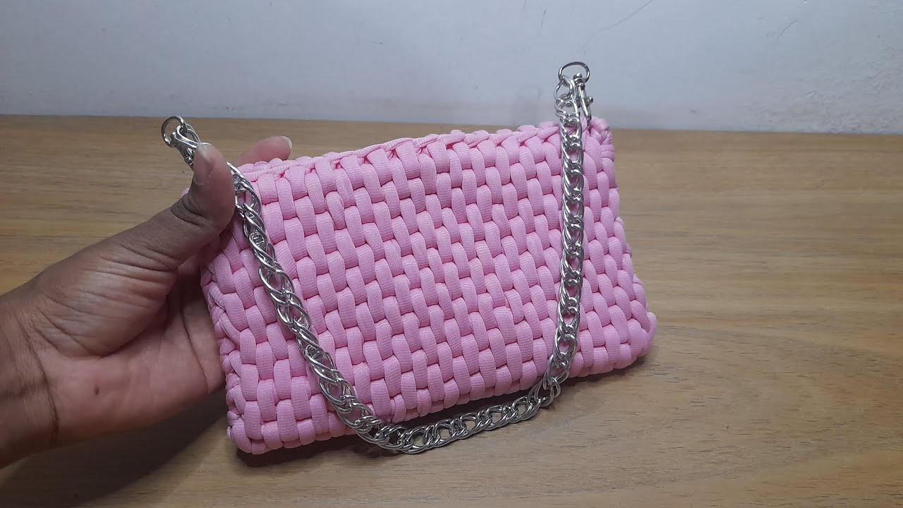 Bolsa de croche com um novelo