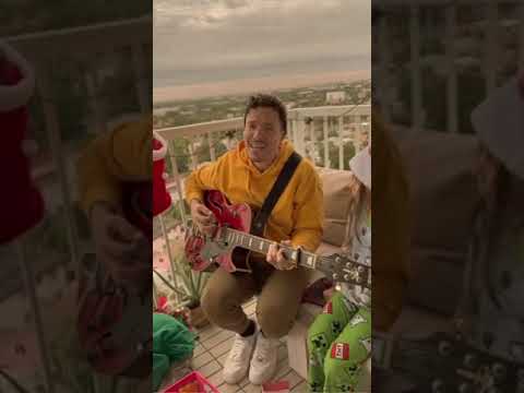Feliz navidad de parte de Manolo Ramos y Paula Arenas