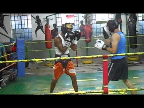 Douglas ataide x Flavio bisqui sparring  09/11/13 round 1
