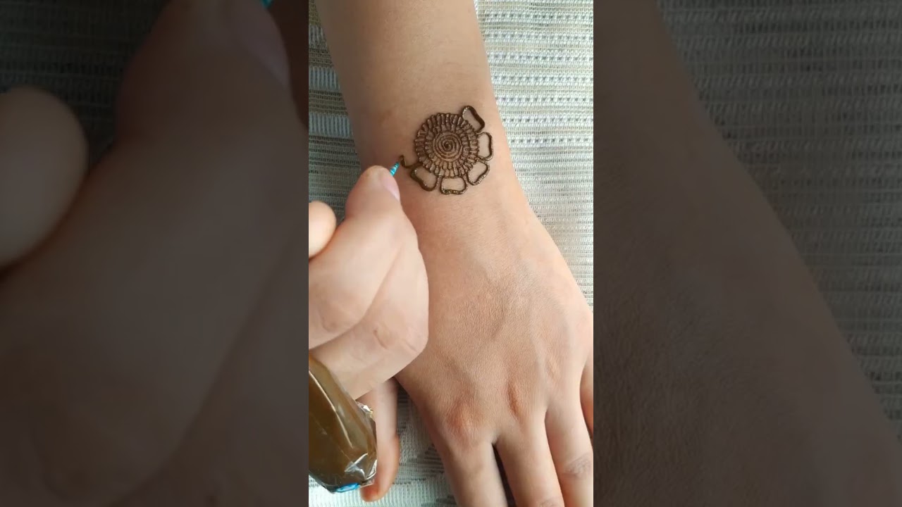 Mehndi flower and Paisley design #flowers #paisley #mehndinight #mehnditrick #me