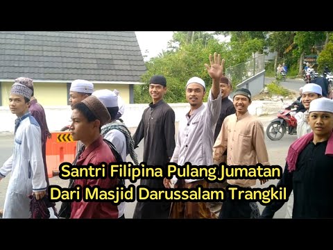 RIBUAN SANTRI AL-FATAH TEMBORO PULANG JUMATAN DARI MASJID DARUSALLAM TRANGKIL