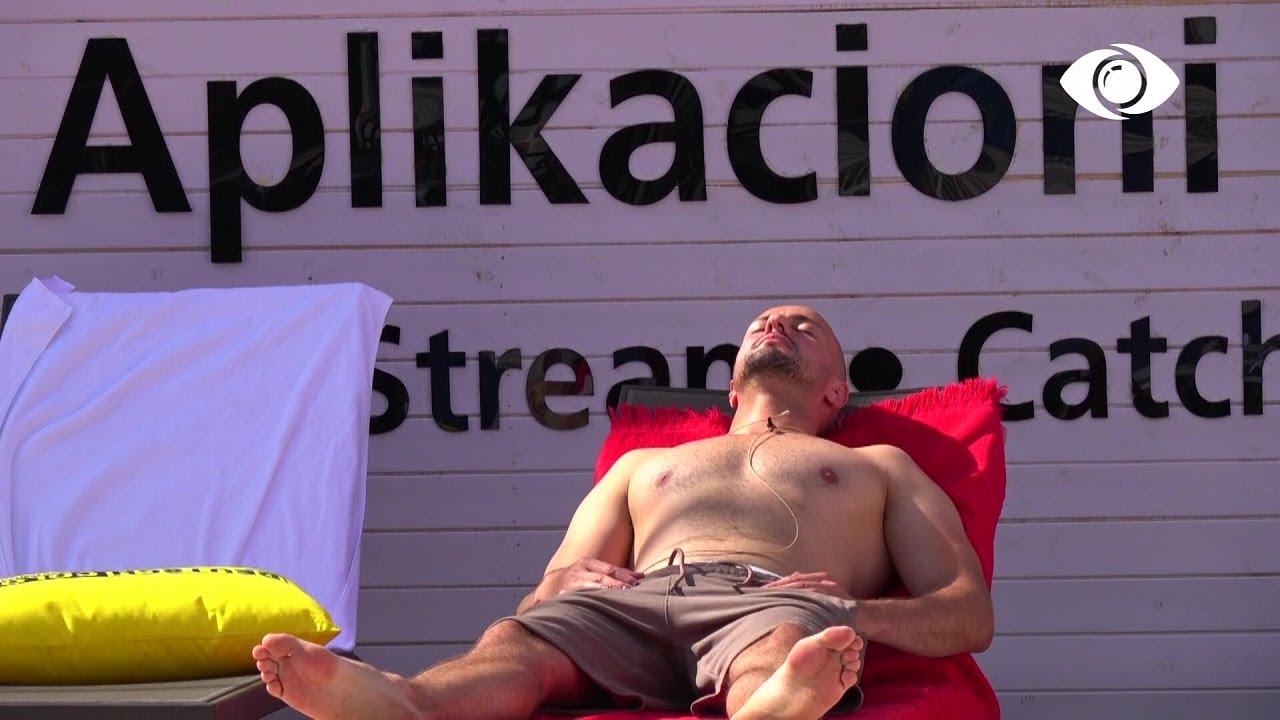 Pas debatit me banorët, Kristi qëndron vetëm pranë pishinës