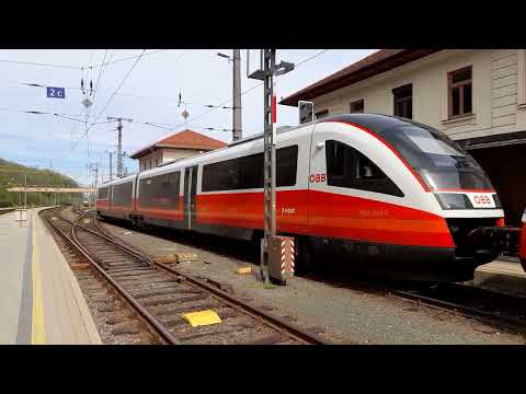 Spielfeld Strass, Doppelgarnitur, S Bahn, fährt ein am Bahnhof Spielfeld