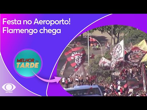 Fans celebrate the arrival of the Flamengo delegation at the airport.